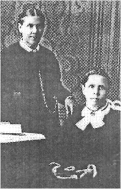 Madame White portant des bijoux